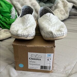 TOMS White Serpentine Classics